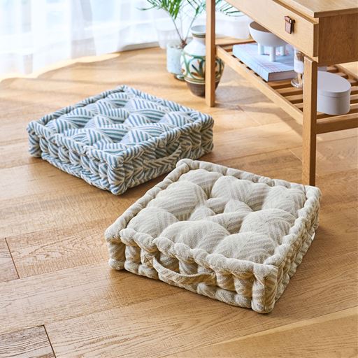 (奥から) ブルー・ベージュ<br>インテリアのアクセントにも。