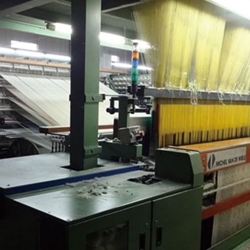 大阪・和泉の繊維メーカー「大杉繊維」で製造されるモケット織り。自社工場で一貫生産することにより、精緻な織り柄と上質な肌ざわりを実現しています。