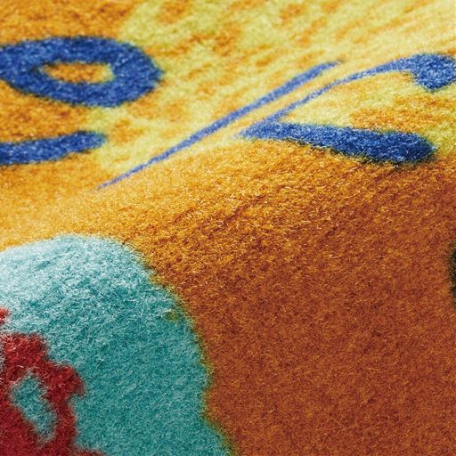 生地拡大(オレンジ系)<br>表地は丈夫なナイロン素材。