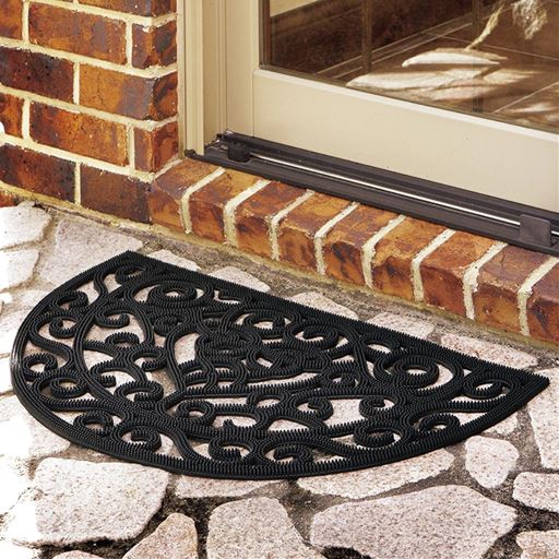 ブラック 半円形(75×45cm) <br>エレガントなダマスク柄の屋外用ラバーマット。しっかりとした厚みと重みでズレにくい。