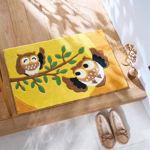イエロー系 85×55cm<br>縁起が良いといわれるフクロウで開運招福! 明るくかわいい玄関で新年を迎えてみませんか。