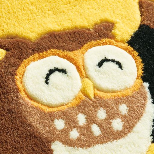 笑う門には福来る!カービング加工を全面に施して柄を立体的に表現。弾力性のあるアクリル糸を使用し、ふかふかした踏み心地。