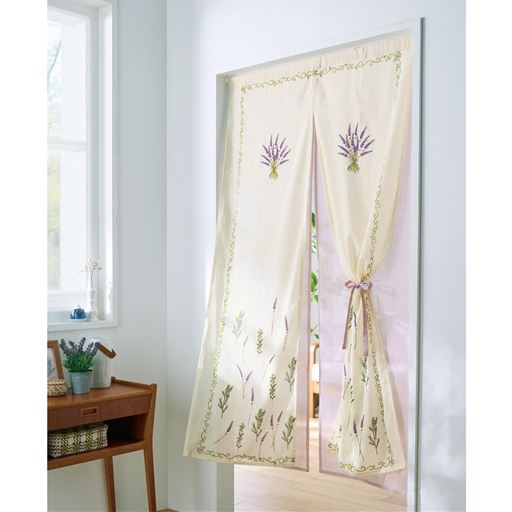 パープル(ラベンダー柄)<br>綿の風合いに映える草花デザインの2重のれんです。