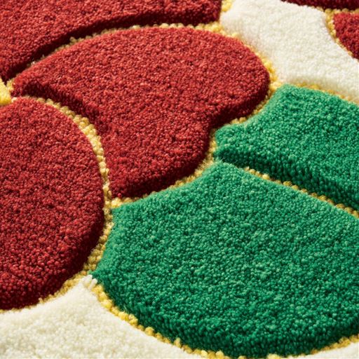 レッド(椿)<br>高密度なパイルに熟練の技が光る立体的なカービング加工を施し、美しい柄を表現。