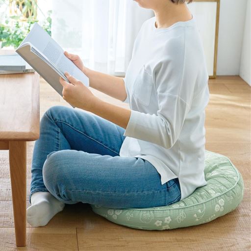 グリーン<br>約9cmのしっかりとした厚みがあるので、ローテーブルなどに合わせても。