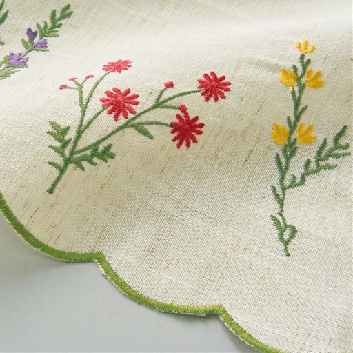 裾のスカラップ刺繍がアクセントに。