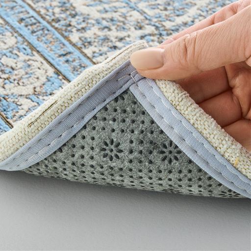 裏面はすべりにくい加工。