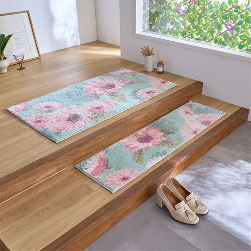 (上から)横110×縦60cm・横110×縦30cm ブルー系(ピンクフラワー)<br>国内生産で1枚1枚丁寧に仕上げたふかふかのウィルトン織り玄関マットです。