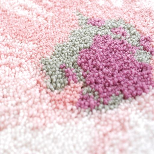 生地拡大 ブルー系(ピンクフラワー)<br>毛足が長くふわふわの踏み心地。