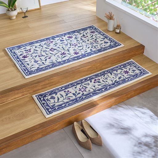 (上から)横110×縦60cm・横110×縦30cm ネイビー系(サラサ)<br>ふかふかの花柄マットで玄関を明るい印象に。