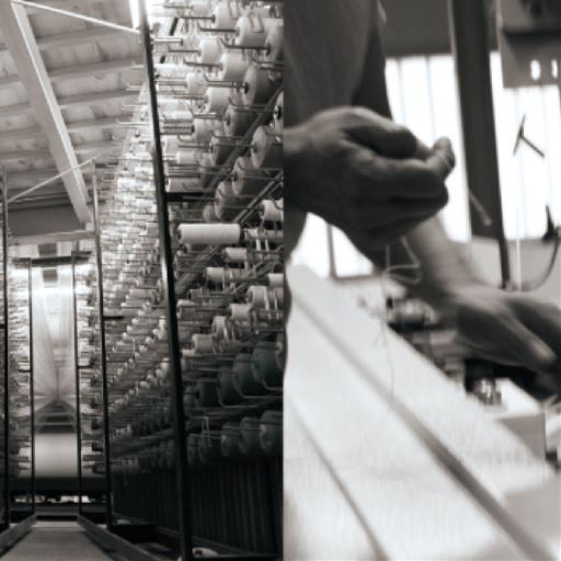 心地よさと美しさを兼ね備えた一枚。和歌山県の職人が丁寧に折り上げたウィルトン織りマットは、洗ってもヨレやへたりが出にくい、高い耐久性を備えています。