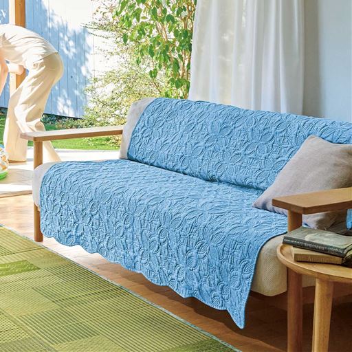 ブルー 3人掛け用 (150×150) <br>霜降り感のあるシャンブレー織の生地。繊細な花モチーフのキルトと裾のスカラップが、お部屋を上品な印象に。