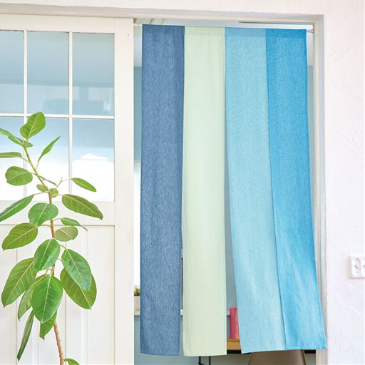 ブルー(幅85×丈170cm) <br>綿麻のナチュラル感が涼しげ。視線をカットし、風は通りぬける4連のれん。