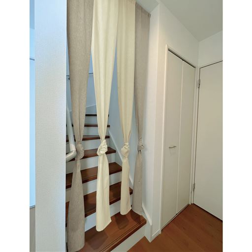 グレージュ(幅85×丈240cm) <br>綿麻素材を4枚のグラデーションに仕上げました。裾を結んでアレンジしてもお洒落です。