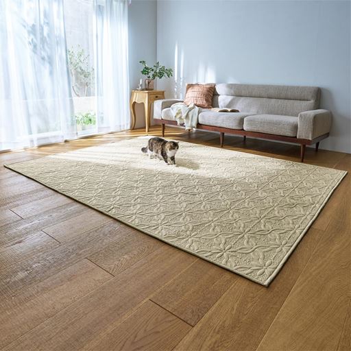 ベージュ(横240×縦180cm)<br>ペットのいるお家にもおすすめ! 糸がほつれにくいデザインキルトラグです。