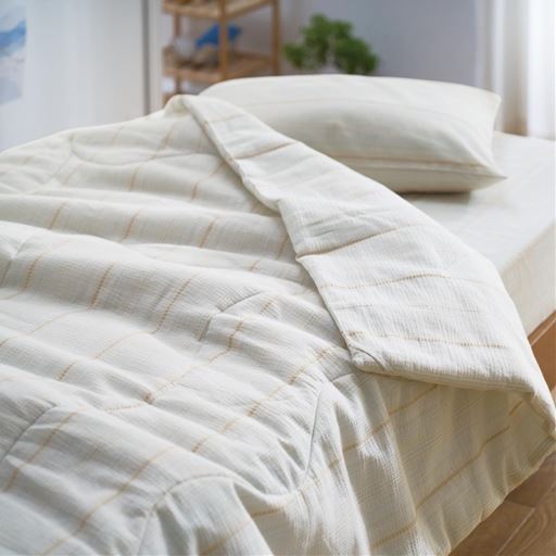 ベージュ<br>表面に凹凸があるから肌に張りつかず、汗をかいてもサラリ。イヤなニオイも気になりません。