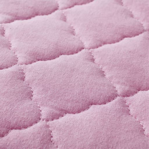 中わた入りのキルトでやさしい肌ざわり。