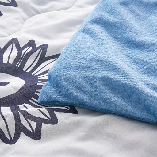 表側はガーゼ、裏側はパイル素材。どちらも綿100%で肌にやさしく仕上げました。