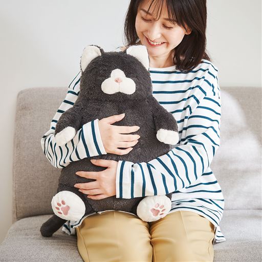 C (くろねこのまぐろ) Lサイズ<br>思わず抱きしめたくような丸いフォルム。