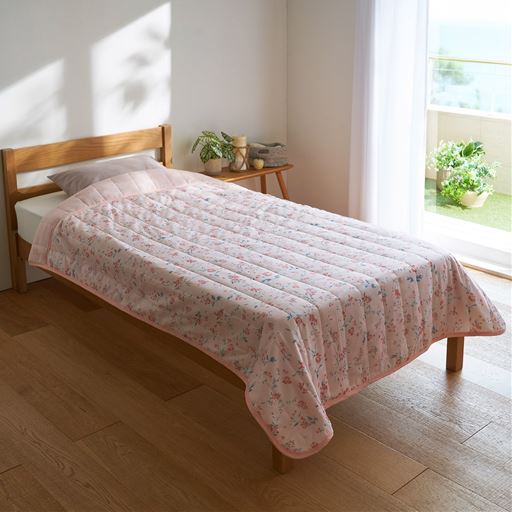 ピンク系<br>首元は衿付きでやさしい肌ざわり。