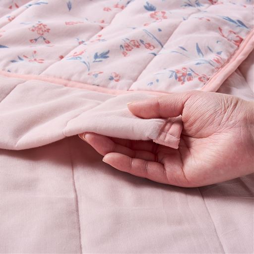 サラッと軽い掛け心地でエアコン対策にも。