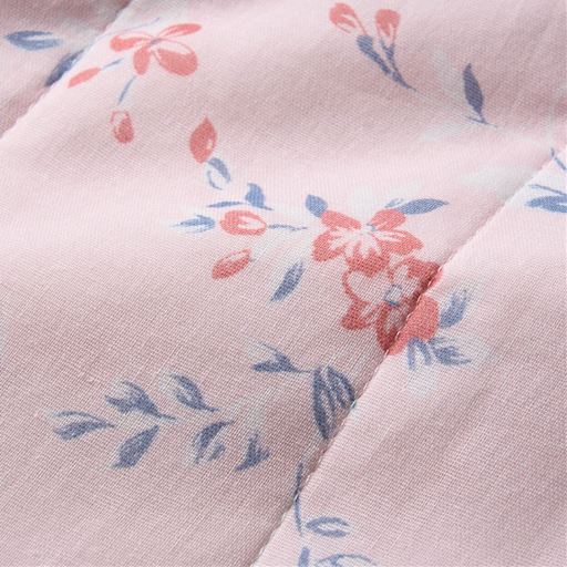 生地拡大(ピンク系)<br>肌ざわりがやさしく、通気性に優れたガーゼ素材。