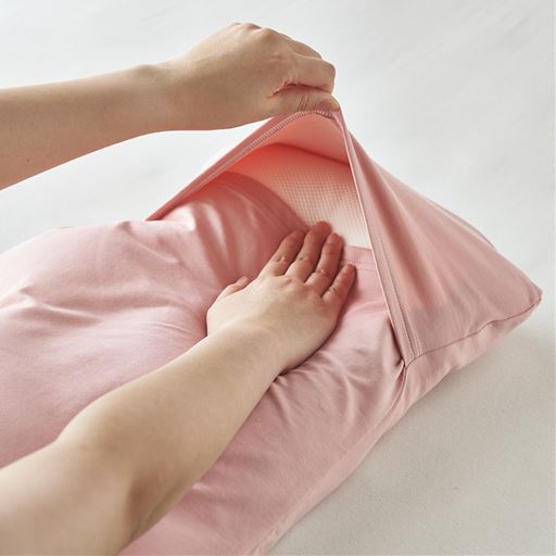 サイズB、Cは枕カバー付き。枕本体をセットしやすいかぶせ式。