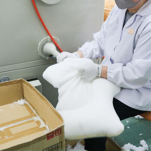 枕本体は国内工場で職人がひとつひとつ枕を仕上げています。※カバー:中国製