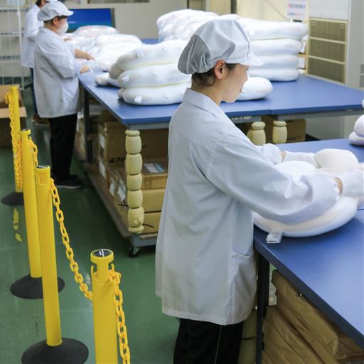 品質にこだわり、国内工場で職人がひとつひとつ枕を丁寧に仕上げています。