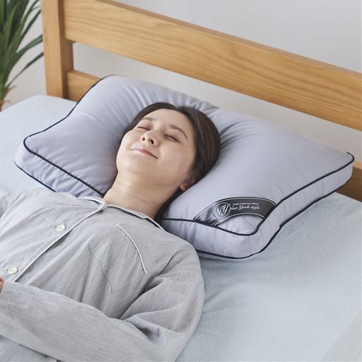 グレー<br>ホテルの枕のようにふっくらとした寝心地。