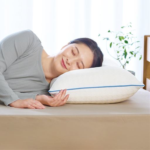 ホワイト<br>ボリュームがあり柔らかくて雲の上にいるような寝心地。