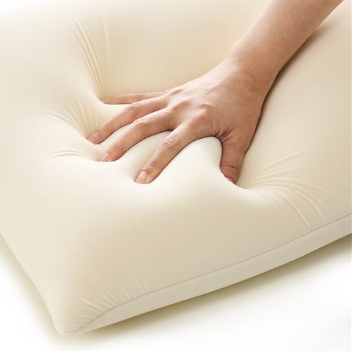 ふんわりもっちりとした感触。<br>※写真はカバーを外しています。