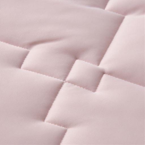 おしゃれなキルトで中わたの偏りを抑えます。