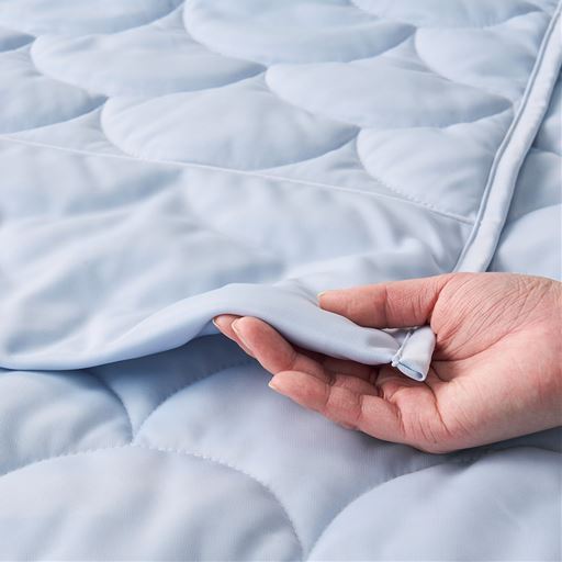 ほどよい厚みで夏の冷房対策にも。