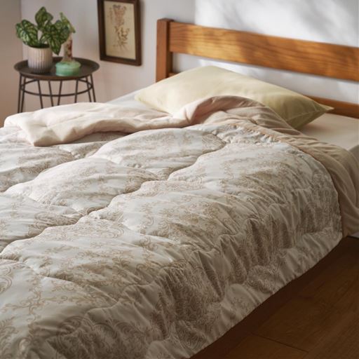 ベージュ<br>サラッとした肌ざわりで乾きやすく、お手入れラクラクな肌掛け布団です。