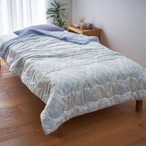 ブルー<br>上品なアンティーク柄でお部屋をエレガントな雰囲気に。