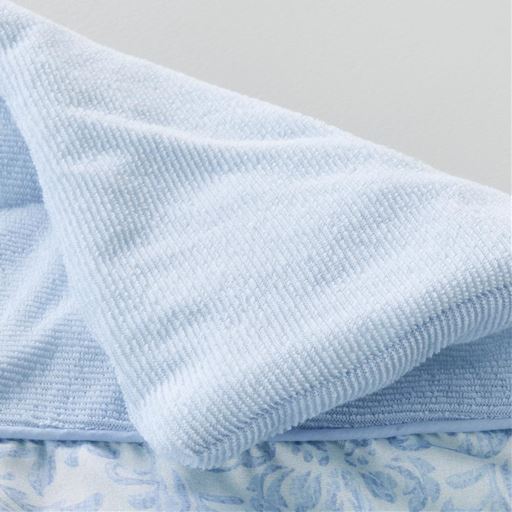 肌側と衿部分の巻き返しは、肌にやさしい綿混のパイル生地。