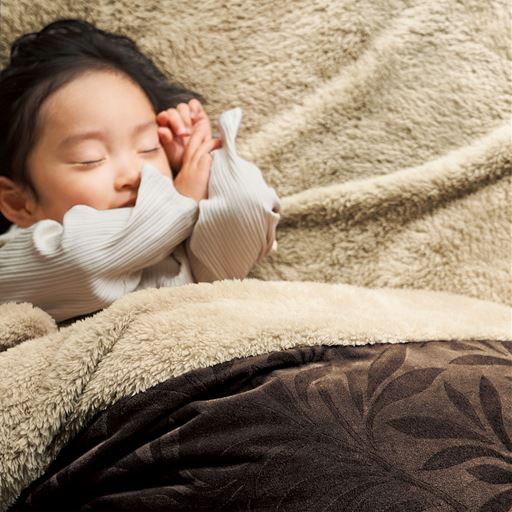 ブラウン(リーフ柄)<br>寝相が悪くてもズレないから安心。