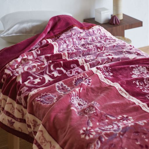 ワイン<br>ふっくらリッチなボリューム感が特徴の、2枚合わせ毛布です。