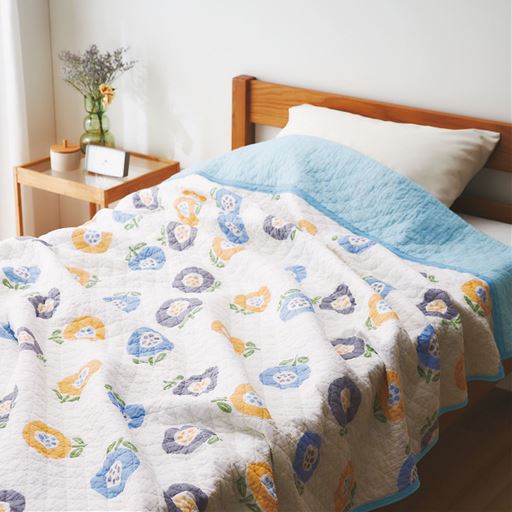 ブルー系(フラワー)<br>やさしい肌ざわりで、暑い季節も心地よい眠りへ。