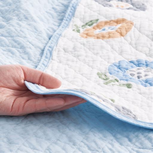 ブルー系(フラワー)<br>中わた入りのほどよい厚みです。