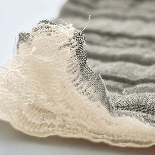 8枚に重ねたガーゼは、空気を含んでふっくら。ムレにくいのも特長です。