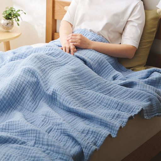 ブルー<br>ふわっとやわらかい肌ざわりの6重ガーゼケットです。