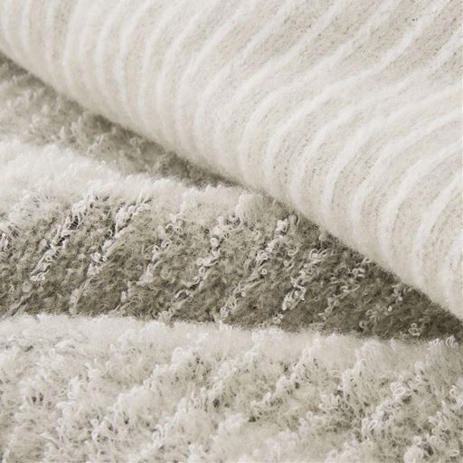 落ちついたベースカラーにストライプ柄がおしゃれ。