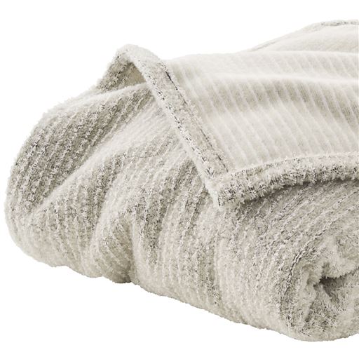 日本製の毛布で安心のあたたかさ。<br>羊毛と綿糸を使用した、天然素材の肌ざわりが気持ちいい毛布。