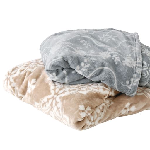 (上から) パウダーブルー・グレージュ<br>なめらかな肌ざわりにうっとり。