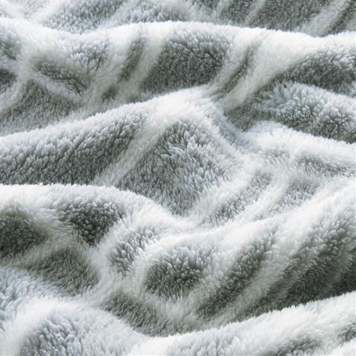 グレー<br>毛足が長く、軽くて暖かいニューマイヤー毛布生地を使用。