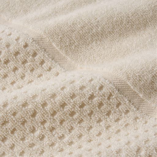 生地拡大(アイボリー)<br>凹凸のある、ざっくりした織地のワッフル生地を使用。