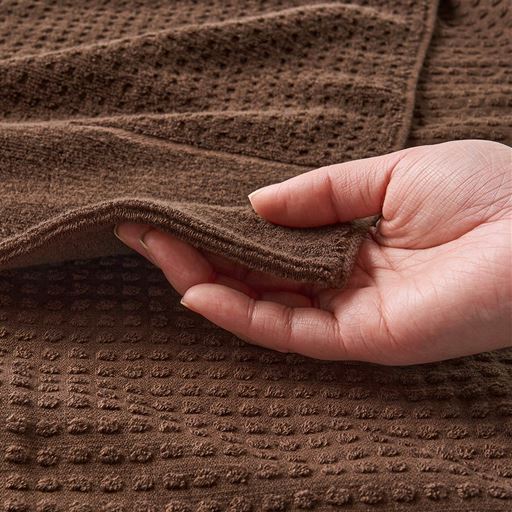 表裏でパイルの出方を変えて、軽さと通気性を高めました。