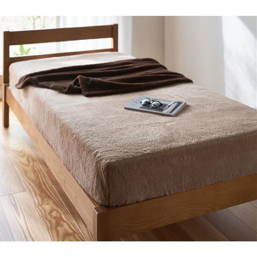 毛足の長い毛布素材で背中までふんわりあったか。